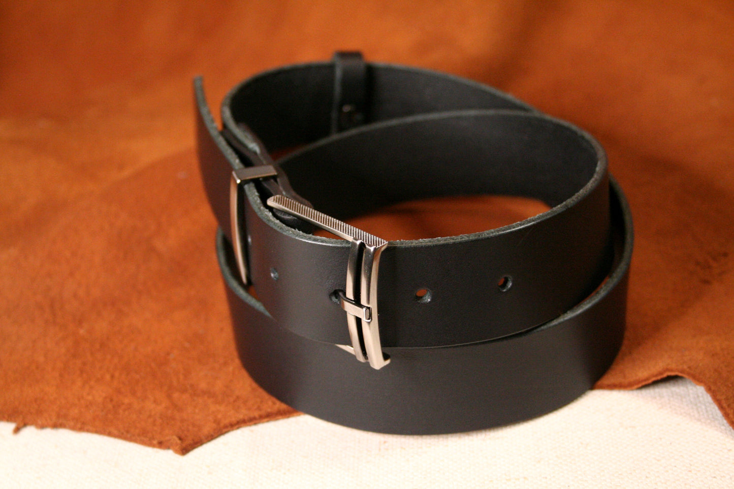 Détail du cuir et des finitions artisanales – Fabrication française pour un accessoire haut de gamme