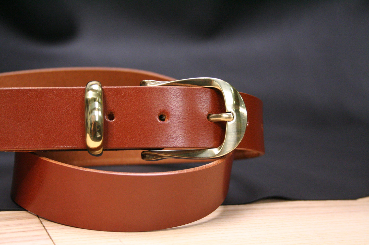 Ceinture en cuir véritable pour femme avec boucle dorée – Un accessoire raffiné et intemporel