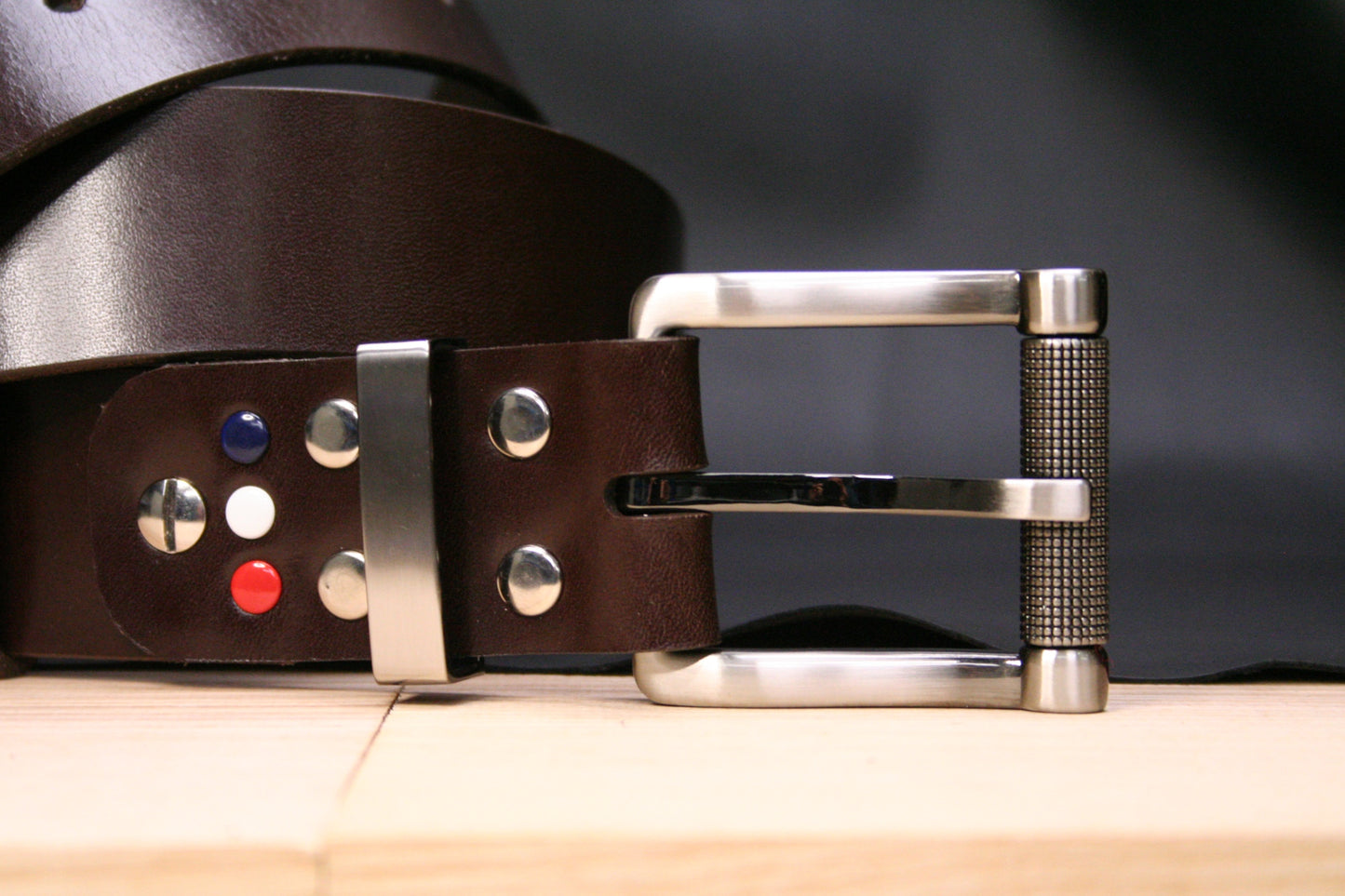Ceinture en cuir marron sur un jean – L’association parfaite pour un look authentique et moderne
