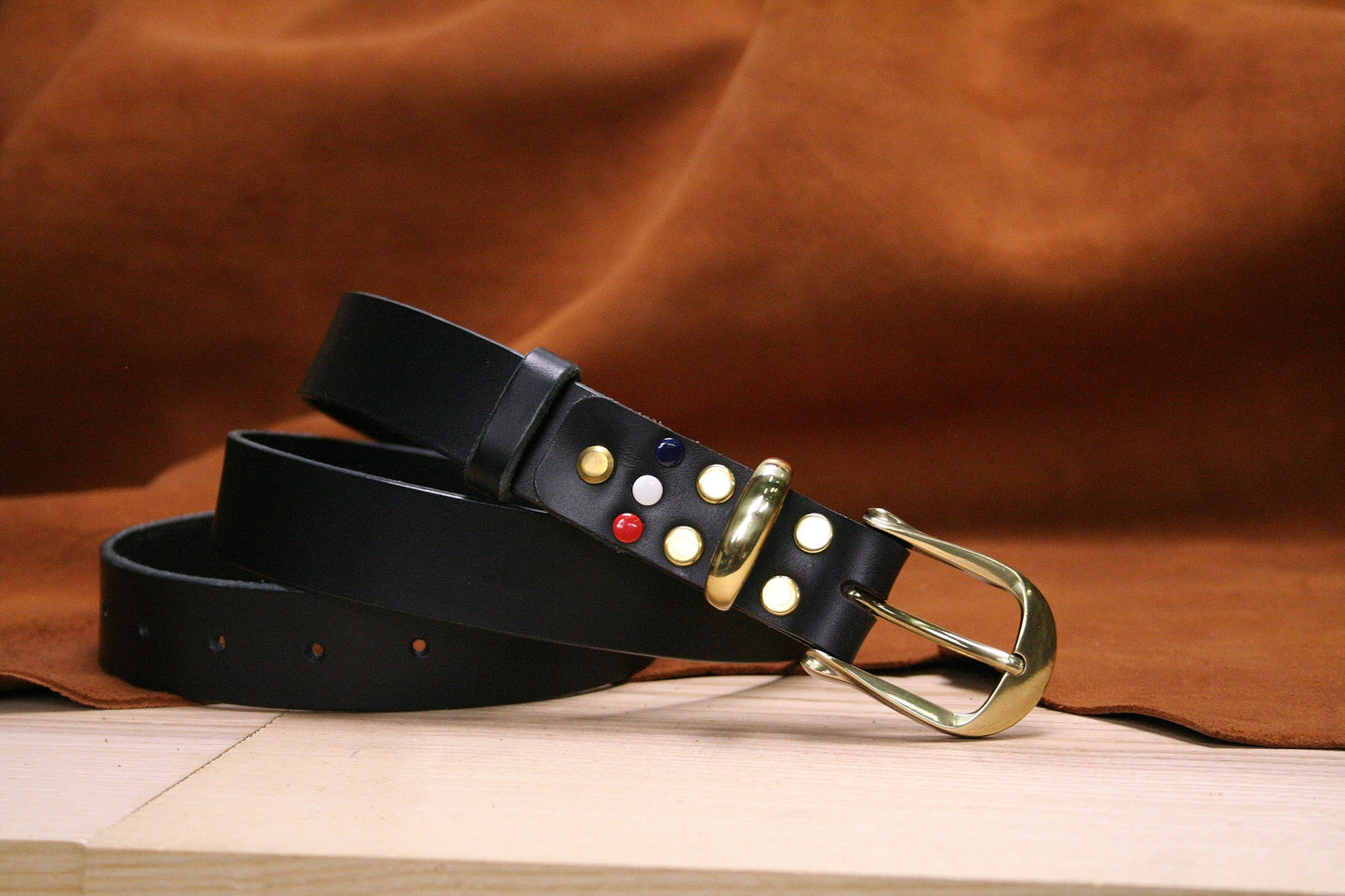 Détail de la boucle dorée – Un éclat raffiné pour un accessoire intemporel