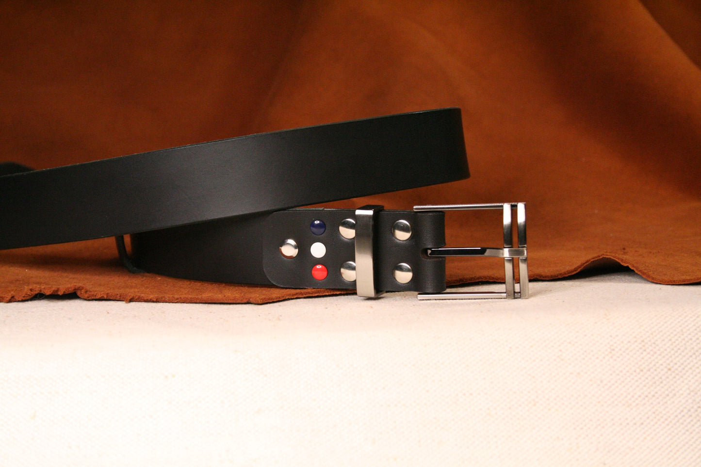 ceinture en cuir noir qualité pleine fleur - boucle argenté moderne idéale sur un costume