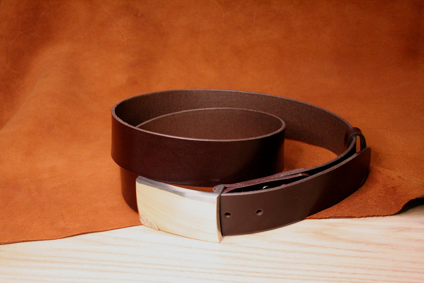 Détail du cuir pleine fleur noir de la ceinture – Robustesse et élégance intemporelle