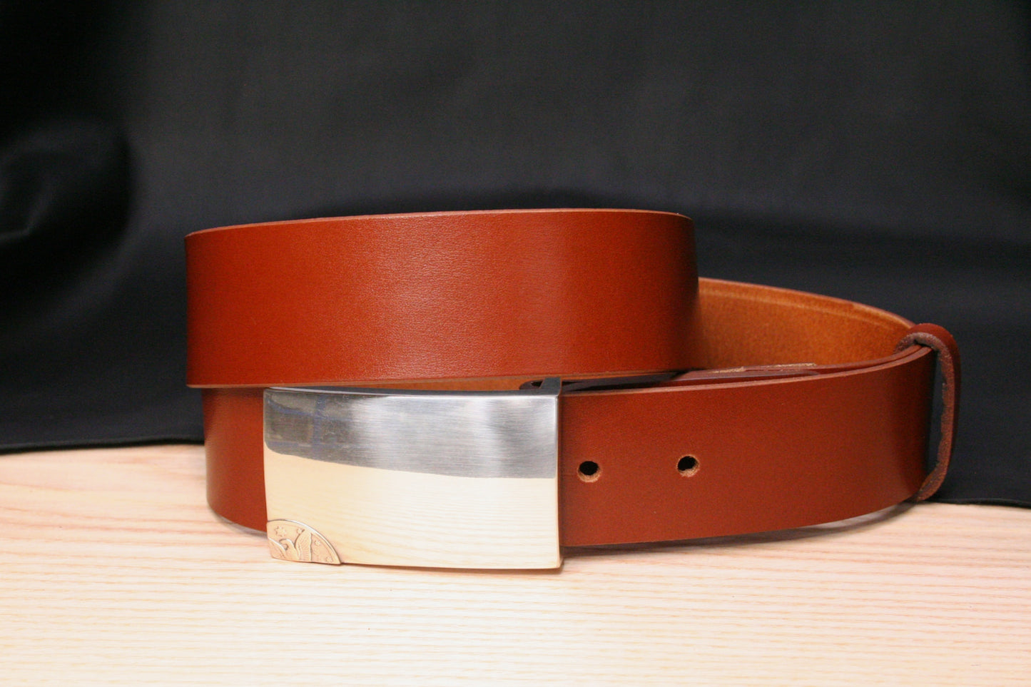 Gros plan sur la boucle rectangulaire de la ceinture en cuir – Un design moderne et affirmé