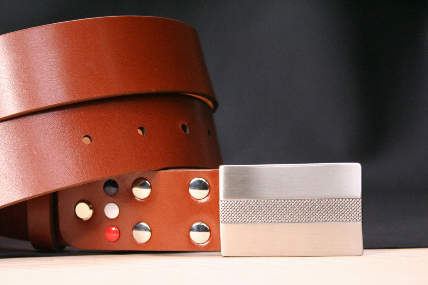 Ceinture en cuir marron pour homme avec boucle plaque quadrillée – L’élégance parfaite pour un look habillé ou casual