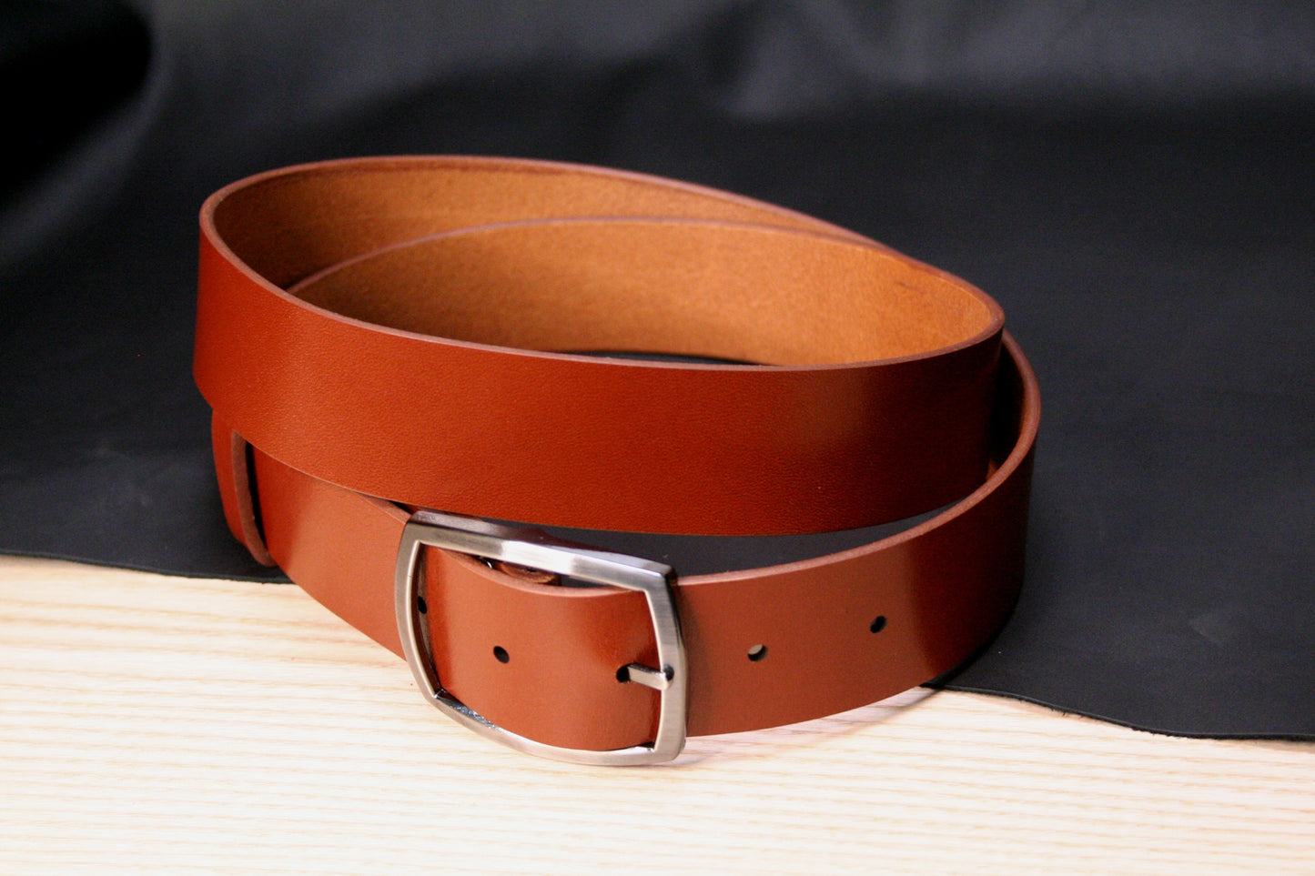 Gros plan sur la boucle argentée de la ceinture en cuir – Simplicité et élégance intemporelle