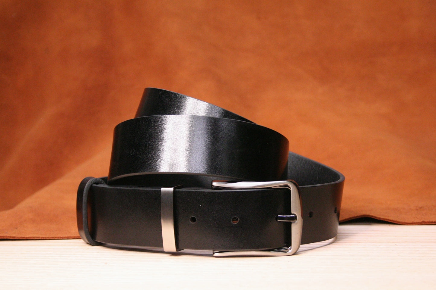 boucle noire et argent de la ceinture en cuir – Élégance et modernité