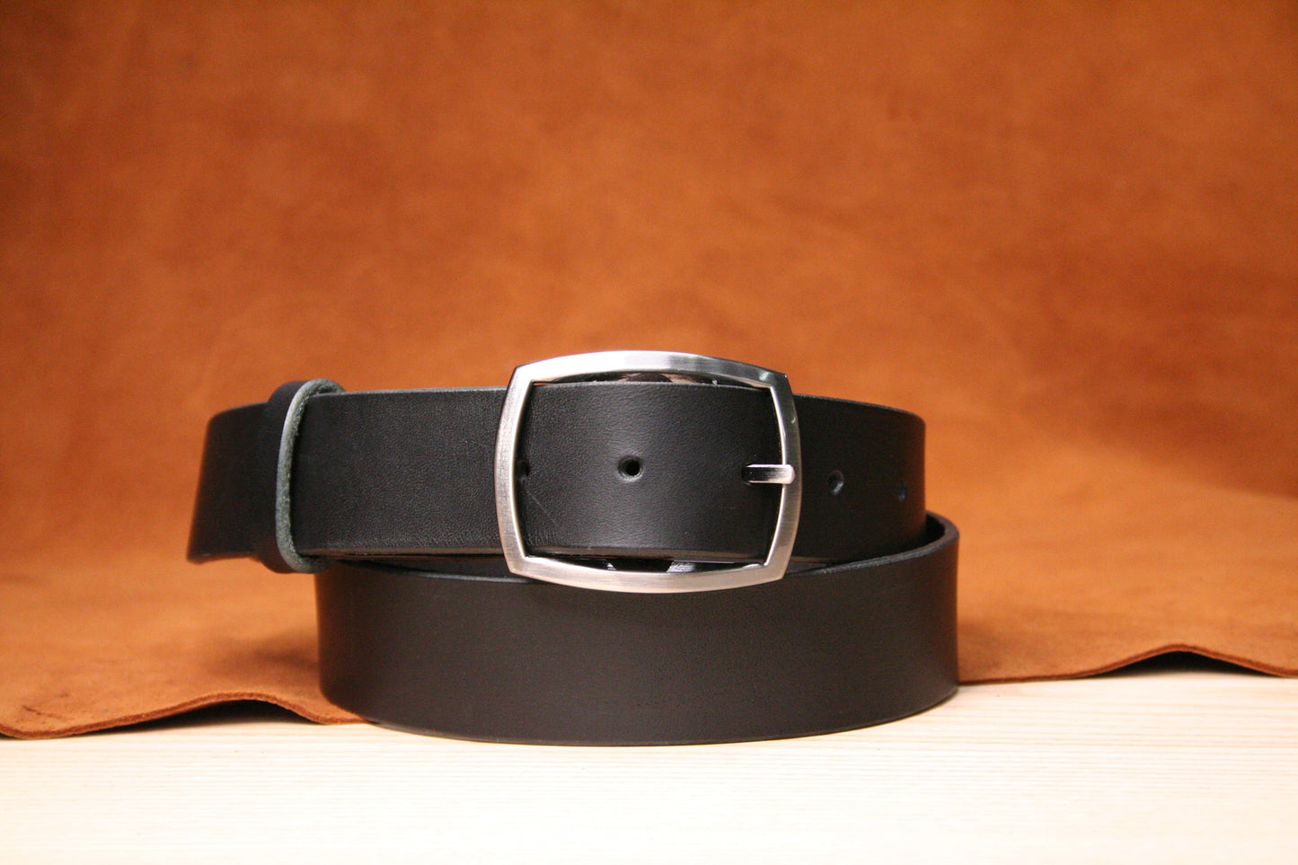 Vue de profil de la ceinture en cuir noir avec boucle argentée – Un accessoire sobre et polyvalent