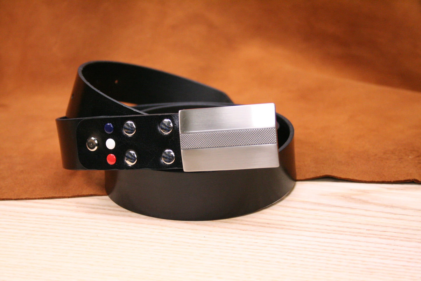Vue de profil de la ceinture noir 35 mm – S’adapte aussi bien à un jean qu’à un pantalon habillé