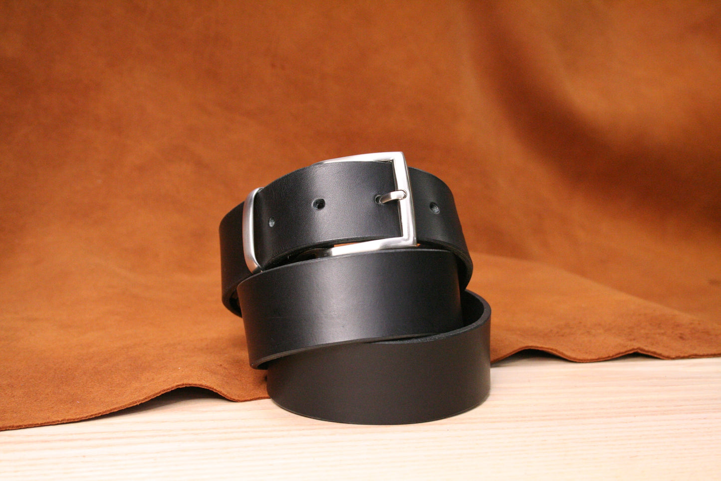 boucle argentée de la ceinture en cuir véritable – Élégance et sobriété
