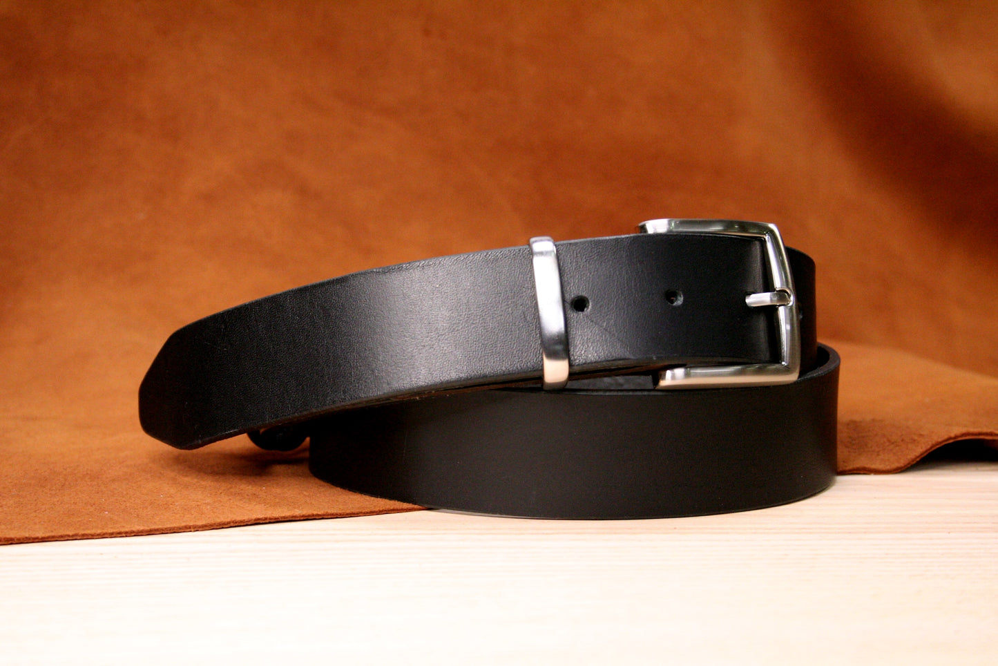 Ceinture en cuir noir avec boucle argentée – Accessoire intemporel et polyvalent