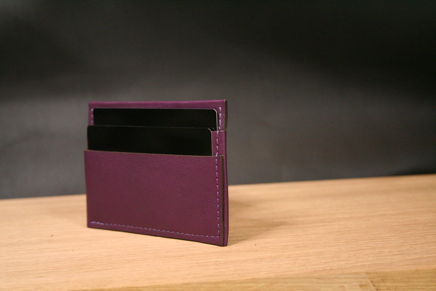 porte carte pour 2 cartes - porte carte cousu ton sur ton - detail de la couture d'un porte carte en cuir véritable