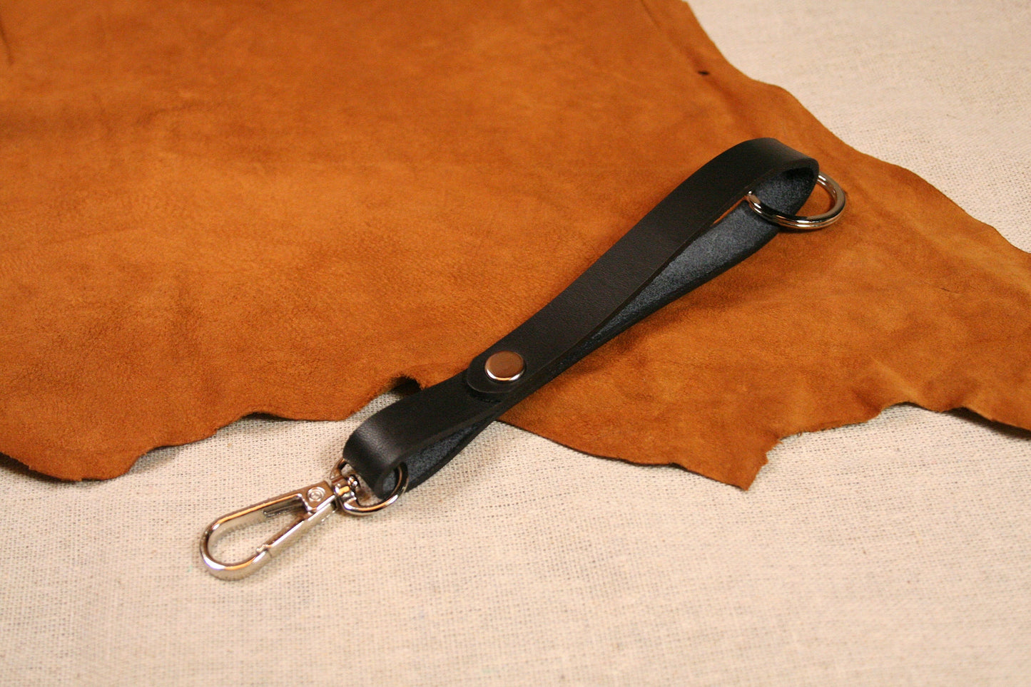 Détail du mousqueton métallique – Une fixation sûre et rapide pour un usage quotidien