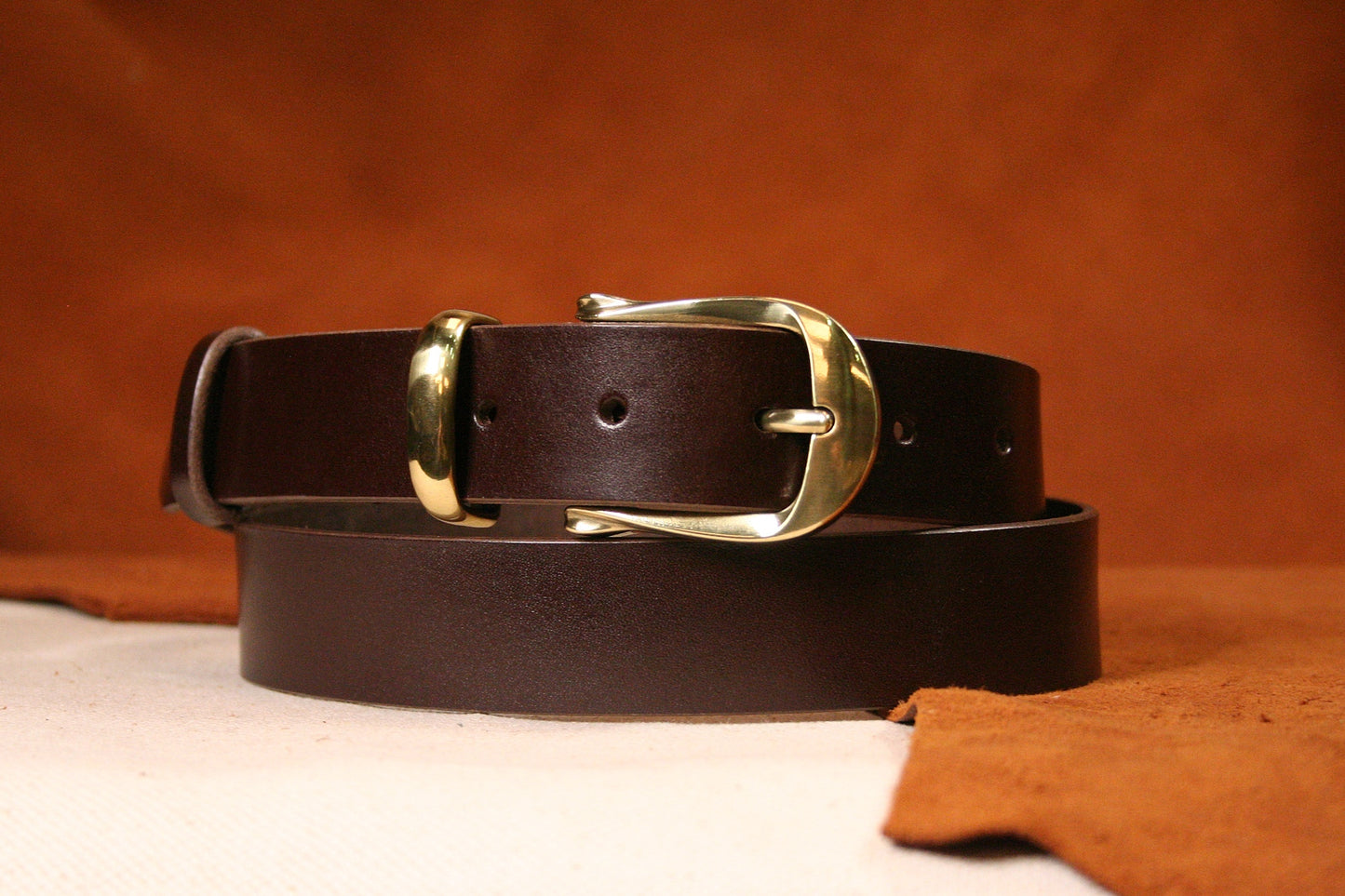 Ceinture fine pour femme, idéale pour sublimer une tenue avec une touche sophistiquée