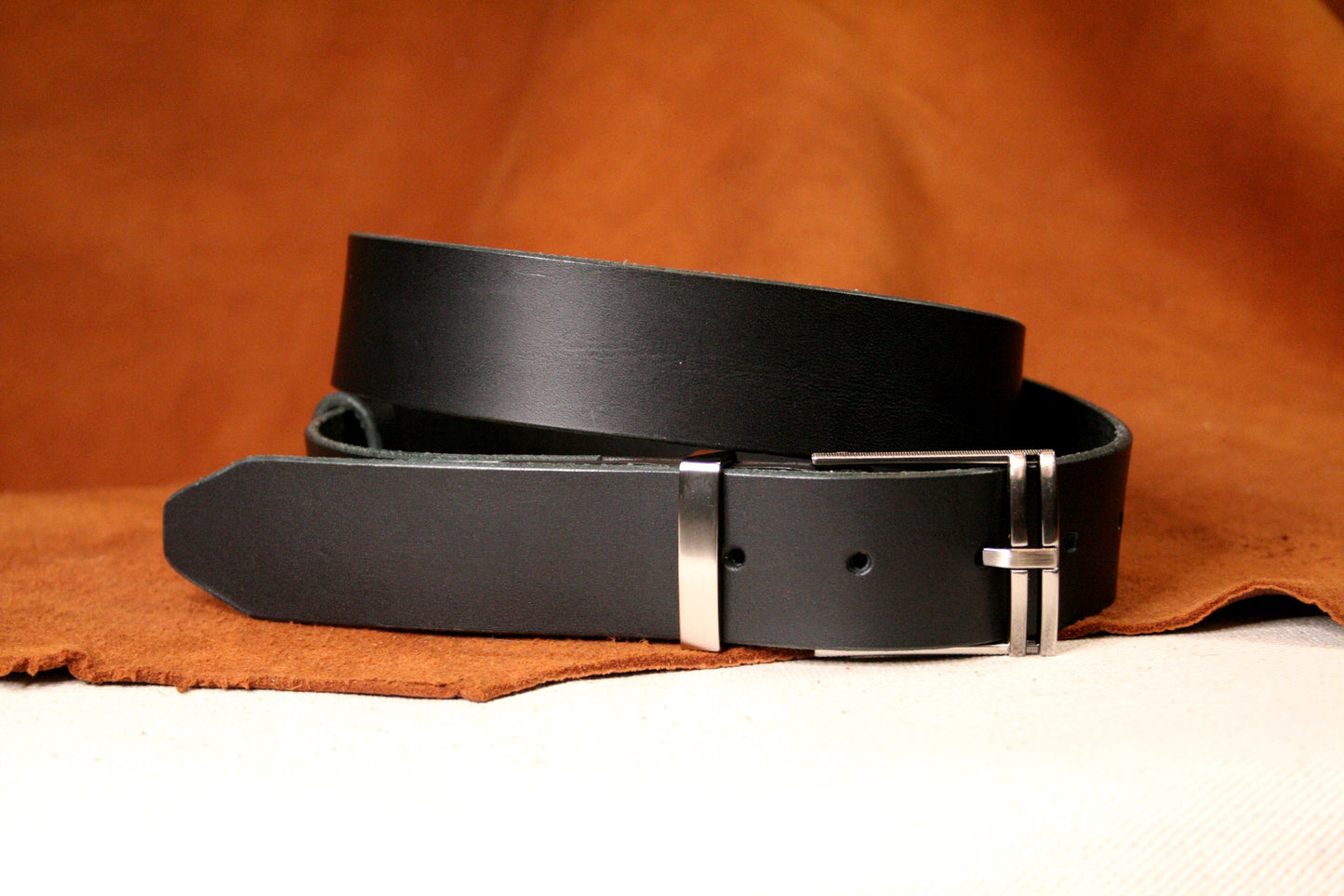Ceinture en cuir pour homme avec boucle quadrillée argentée – Un style affirmé et moderne