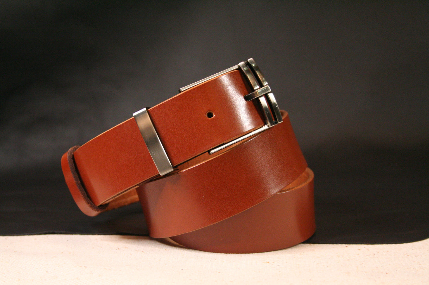 Ceinture en cuir pour homme avec boucle quadrillée argentée – Un style affirmé et moderne