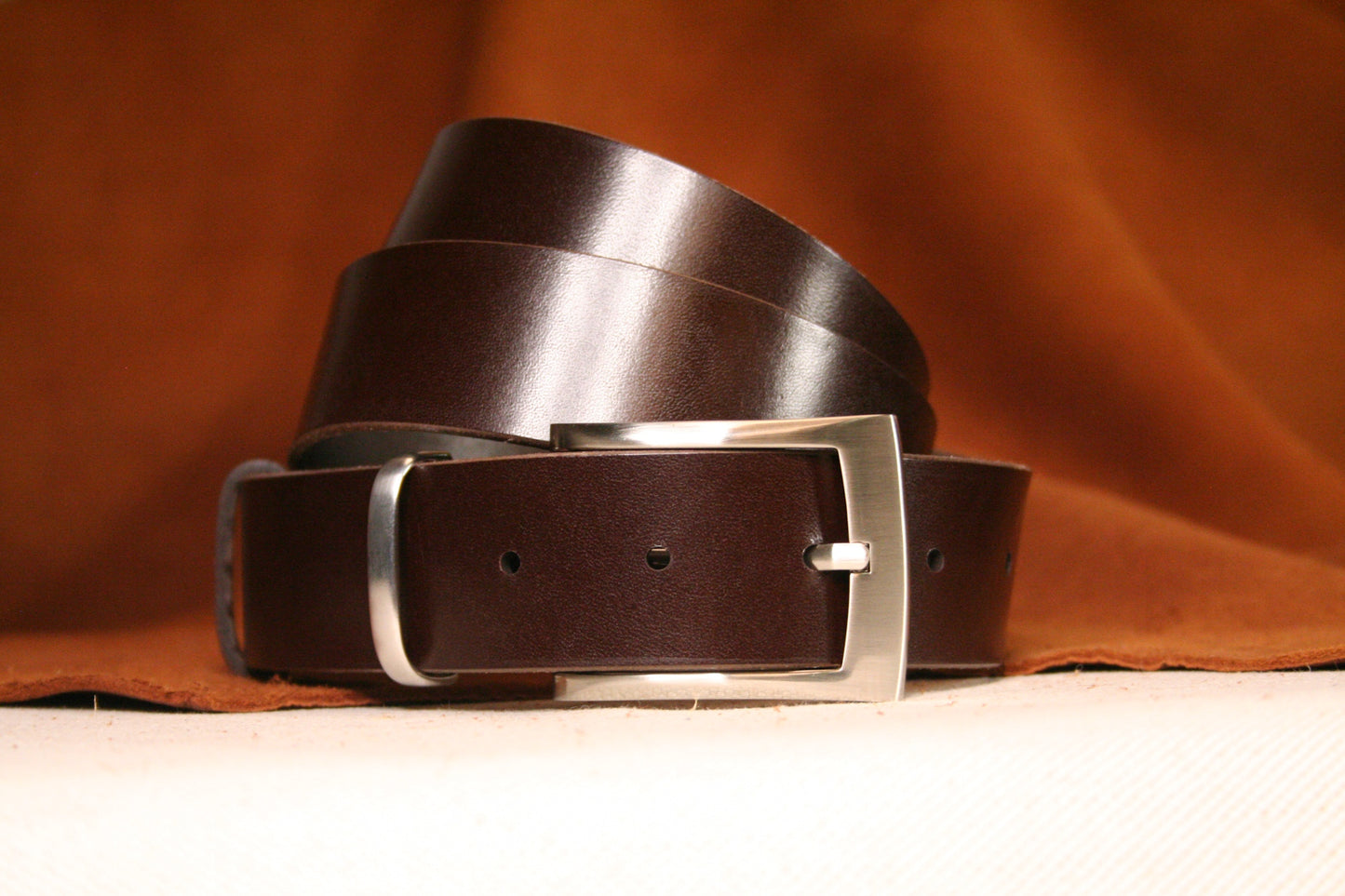 Détail du cuir marron et des finitions artisanales – Un savoir-faire français pour une qualité durable