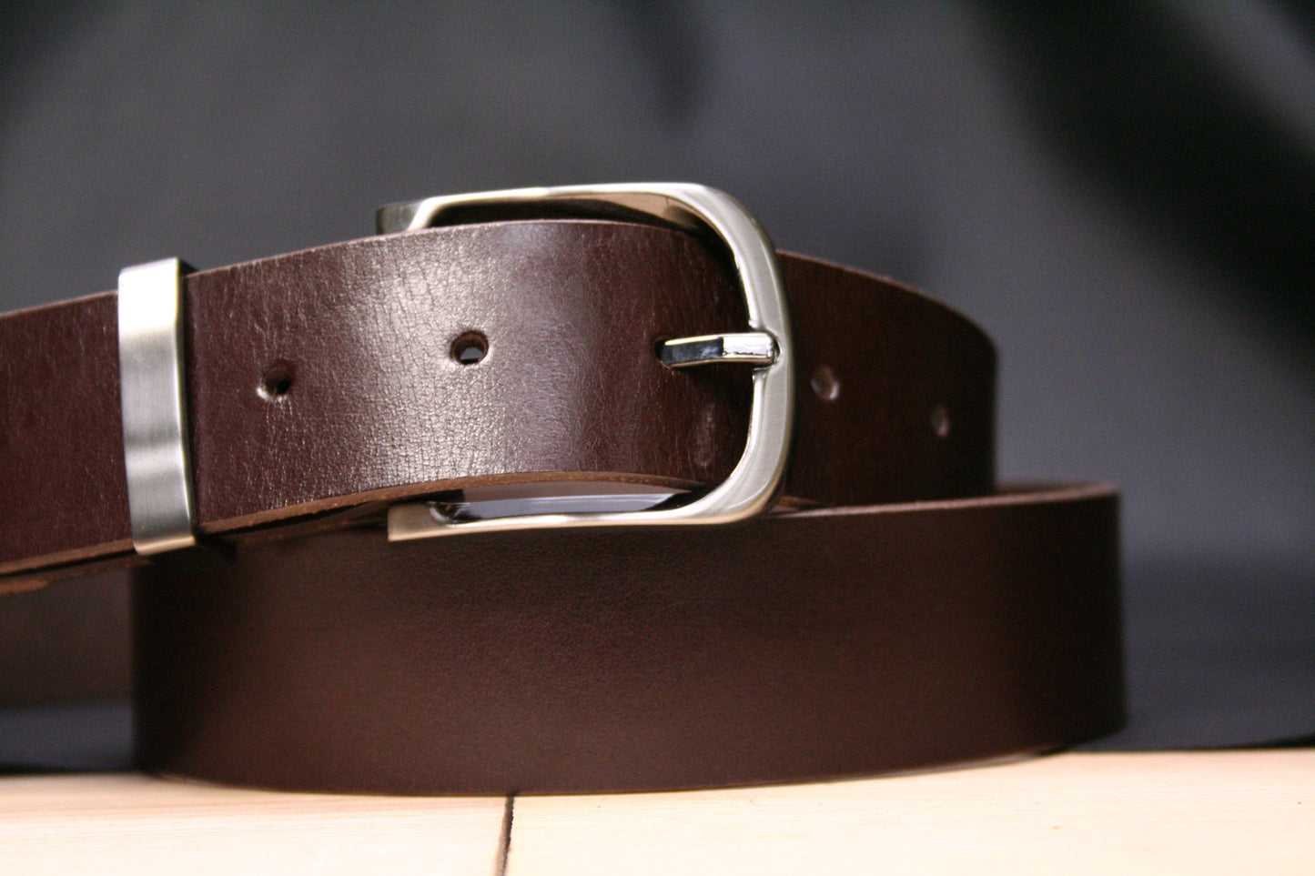 Ceinture en cuir marron pour homme avec boucle noire et argentée – Un accessoire élégant et intemporel