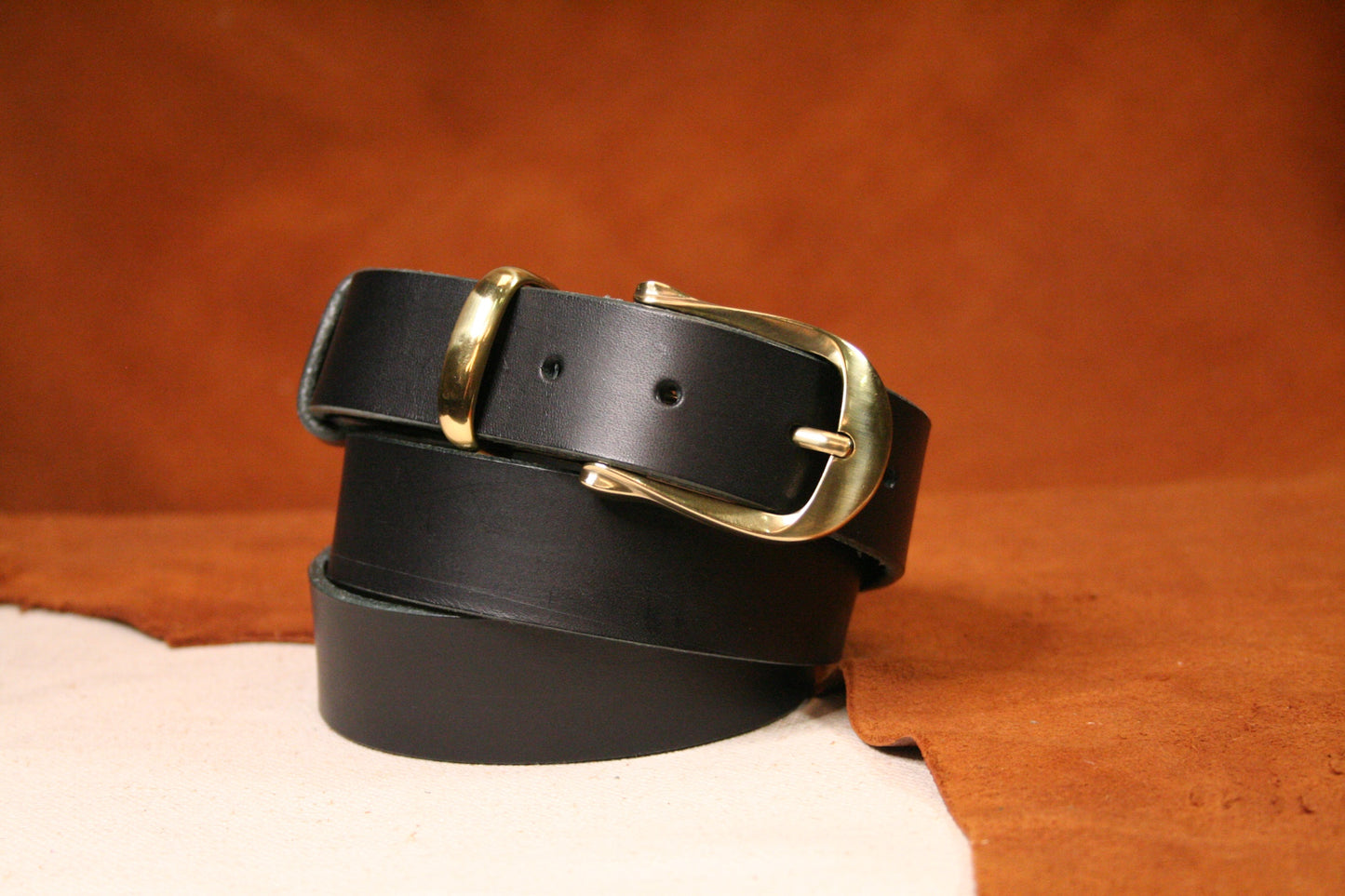 Ceinture fine pour femme, idéale pour sublimer une tenue avec une touche sophistiquée