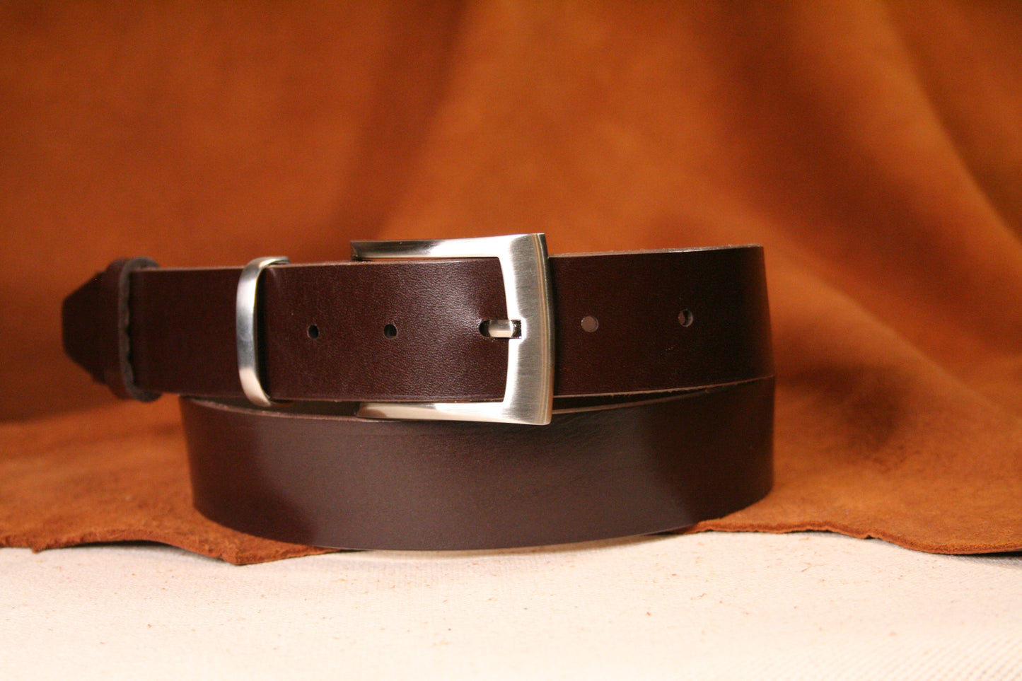 Ceinture en cuir noir pour homme avec boucle argentée – Un classique intemporel pour toutes les tenues