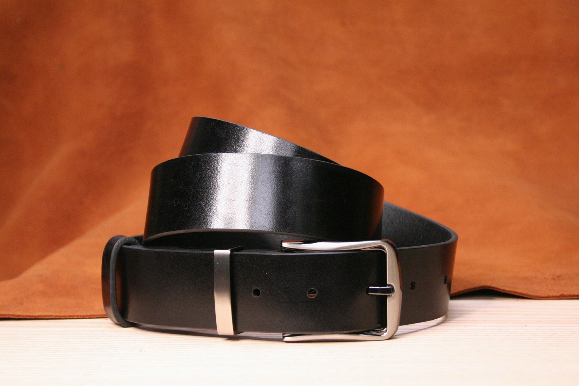 boucle noire et argent de la ceinture en cuir – Élégance et modernité